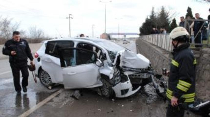 Kontrolden &Ccedil;ıkan Otomobil Duvara &Ccedil;arptı: 1 Yaralı