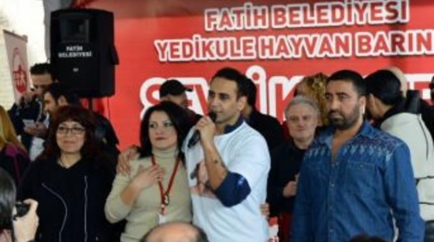 &Uuml;nl&uuml; İsimler Hayvanlar Yararına D&uuml;zenlenen Kermeste Buluştu, İzdiham Yaşandı