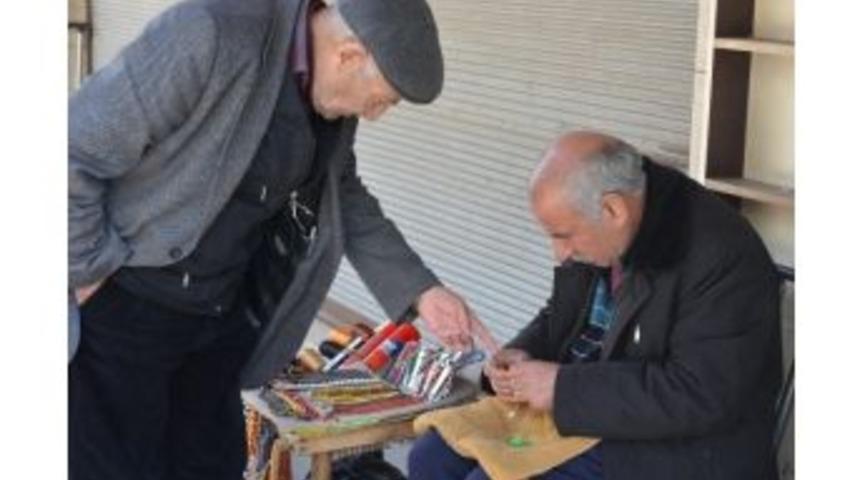 Tesbih Tamiratı Yaparak Ailesini Ge&ccedil;indiriyor