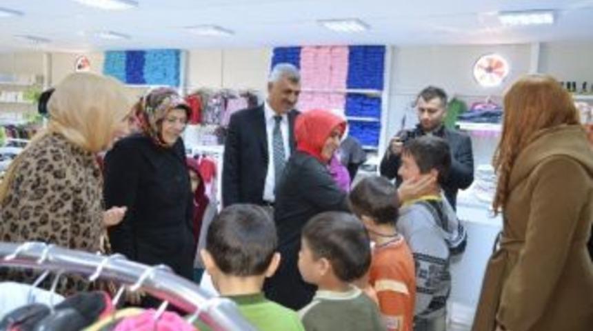 Suriyeli M&uuml;ltecilere Kışlık Giysiler Dağtıldı