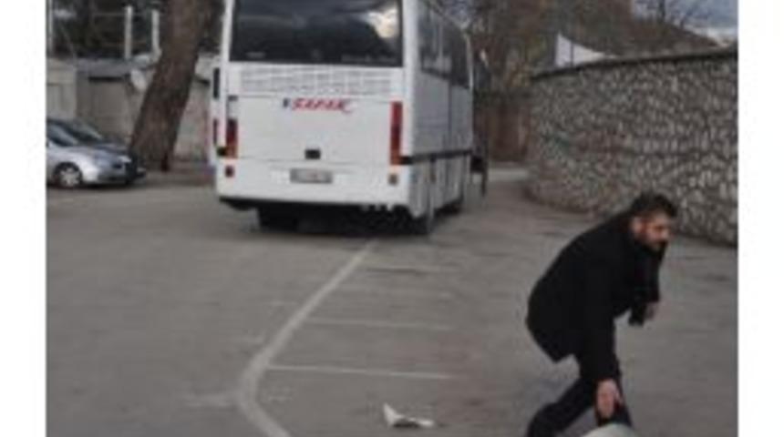 Taraftarlar Stadın Koltuklarını Kırıp, Otob&uuml;s Taşladılar