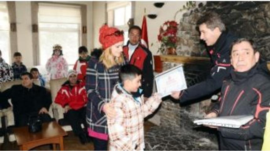 Adalet Gen&ccedil;lik Ve Spor Kul&uuml;b&uuml;nde Sertifika Heyecanı