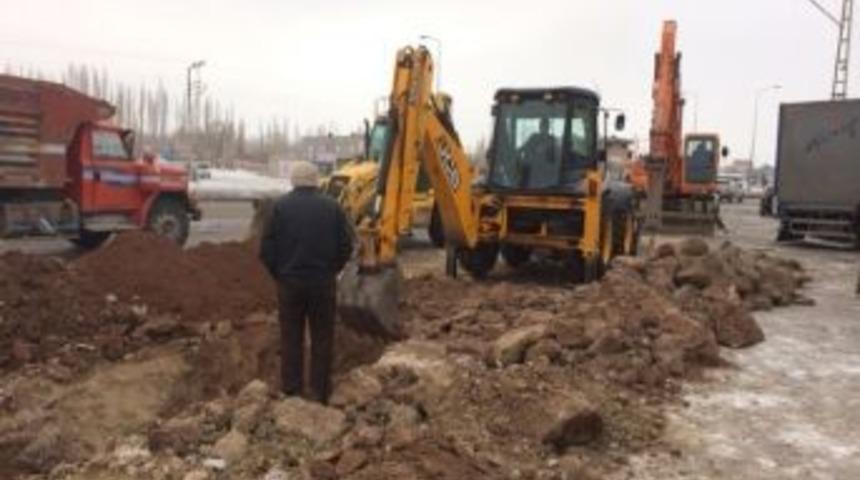 Doğubayazıt&rsquo;ta İ&ccedil;me Suyu &Ccedil;alışmaları Soğuk Hava Ve T&uuml;m Olumsuzluklara Rağmen Devam Ediyor