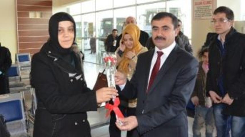 &Ouml;ğretmenler Otogarda &Ccedil;i&ccedil;eklerle Karşıladı