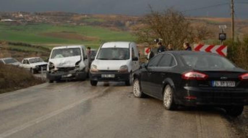 Malkara'da Yağmur Sonrası Yaşanan 4 Ayrı Kazada 18 Kişi Yaralandı