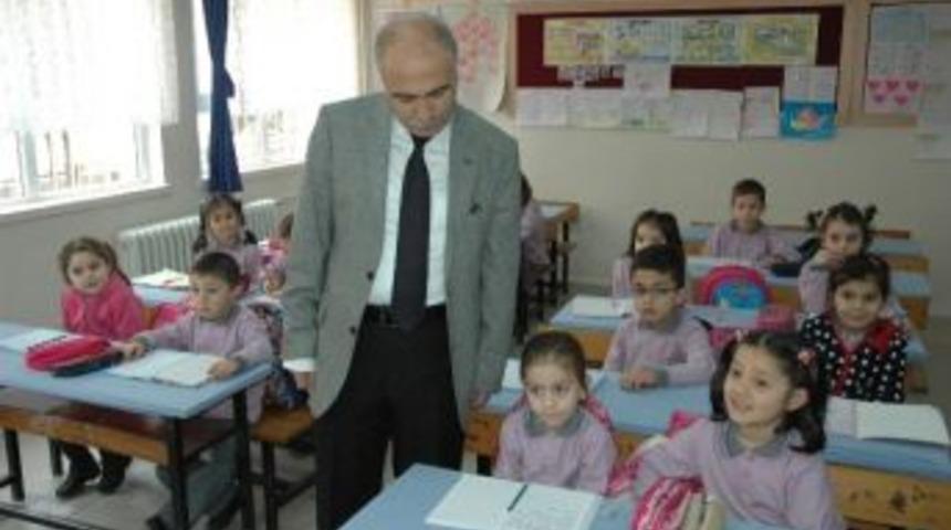 Vali Karahan &Ouml;ğrencilere S&uuml;t Dağıtarak İkinci D&ouml;nemin Hayırlı Olmasını Diledi