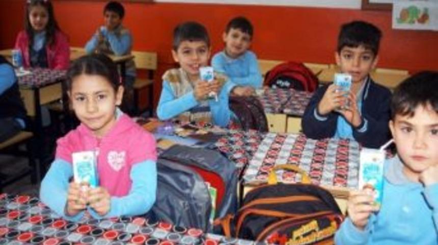 Okul S&uuml;tleri Dağıtıldı