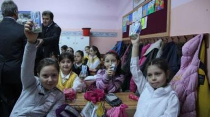 Derse S&uuml;t İ&ccedil;erek Başladılar