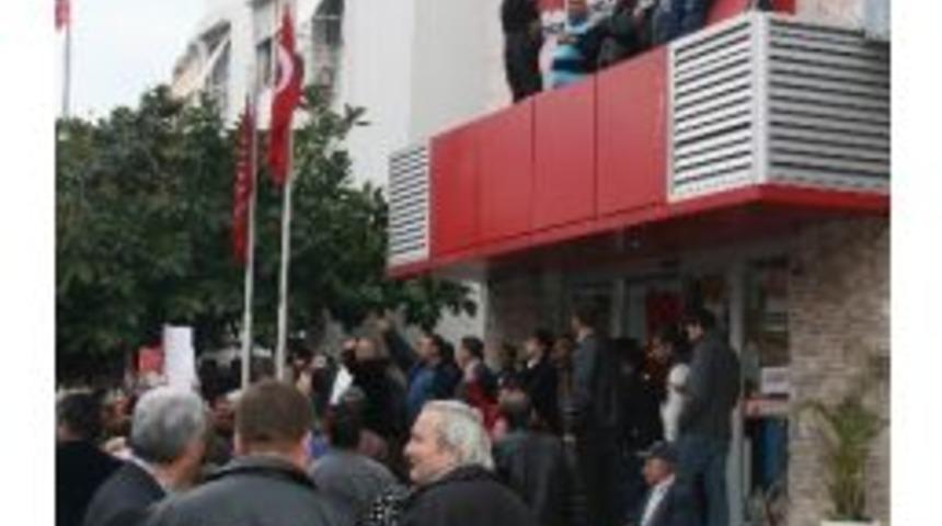 40 Yıllık Parti Kimliğini Kırıp Attı