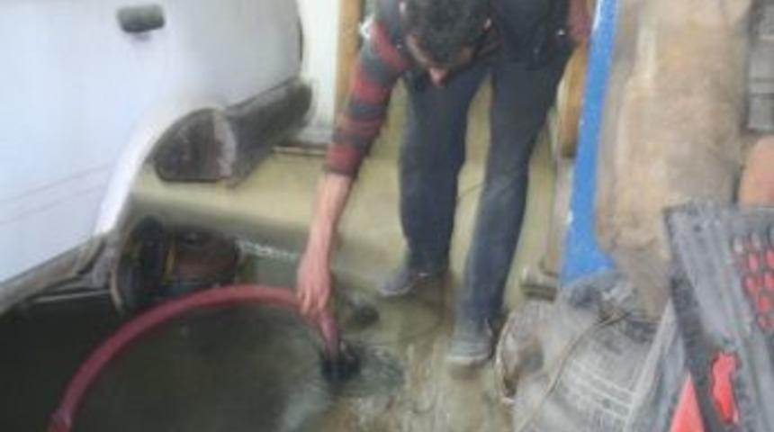 İş Yeri Lağım Suyu İ&ccedil;inde Kalan Esnafın &Ccedil;aresizliği