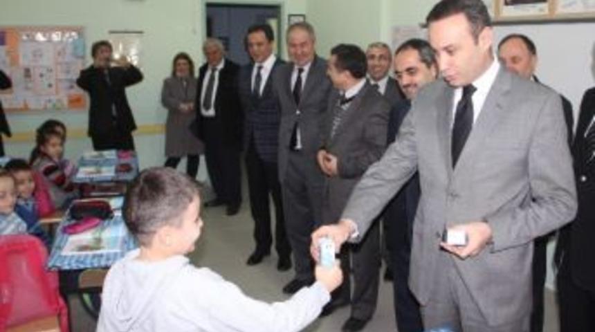 Karab&uuml;k'te Okul S&uuml;tleri Dağıtıldı