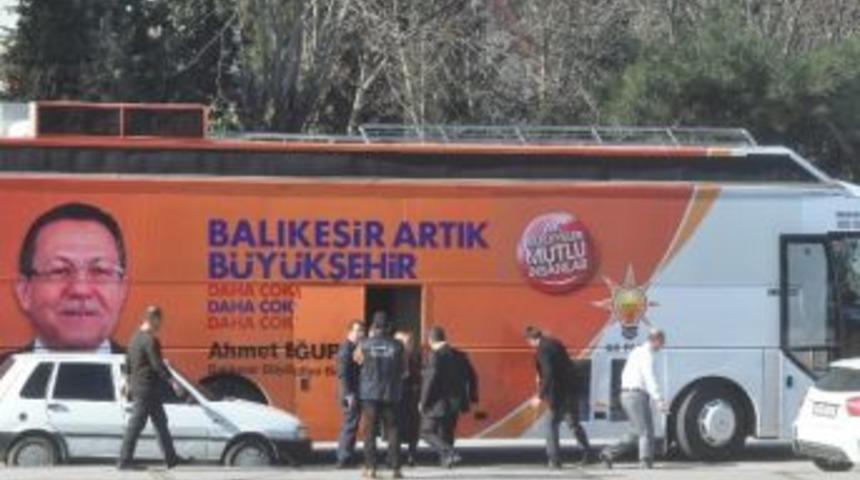 Ak Parti'nin Se&ccedil;im Otob&uuml;s&uuml; Yollarda