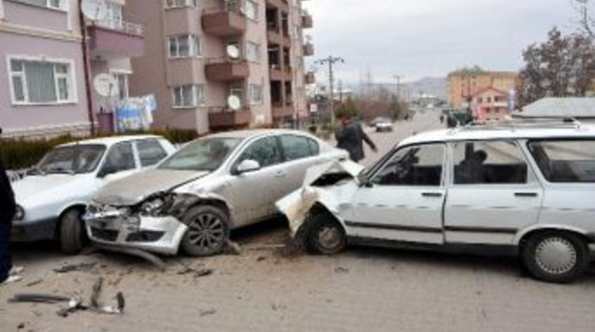 Suşehri&rsquo;nde Trafik Kazası: 3 Yaralı
