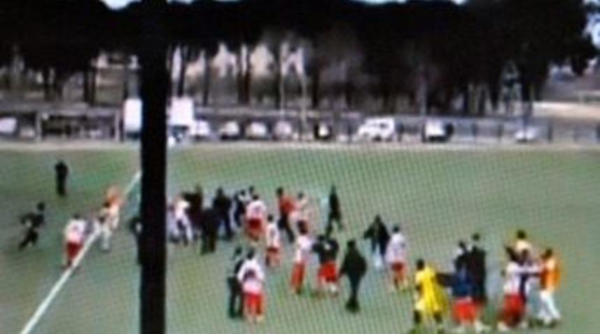 Saha İ&ccedil;i Karıştı, Tekmeler Havada U&ccedil;uştu