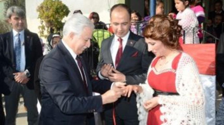 Nişan Y&uuml;z&uuml;klerini Zihni Aldırmaz Taktı