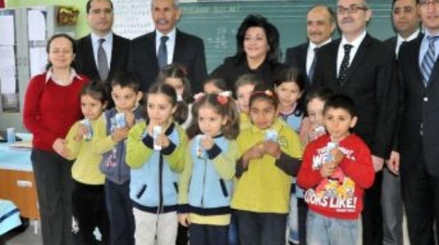 Yalovo'da Yılın İlk Okul S&uuml;t&uuml;n&uuml;, Kadın Vali Dağıttı