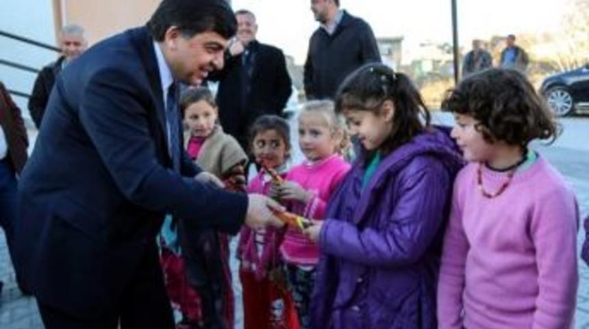 Başkan Fadıloğlu &Ccedil;ocuklara Hediye Dağıttı