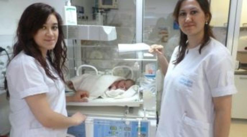 8 G&uuml;nl&uuml;k Bebeğini Hastanede Bıraktı