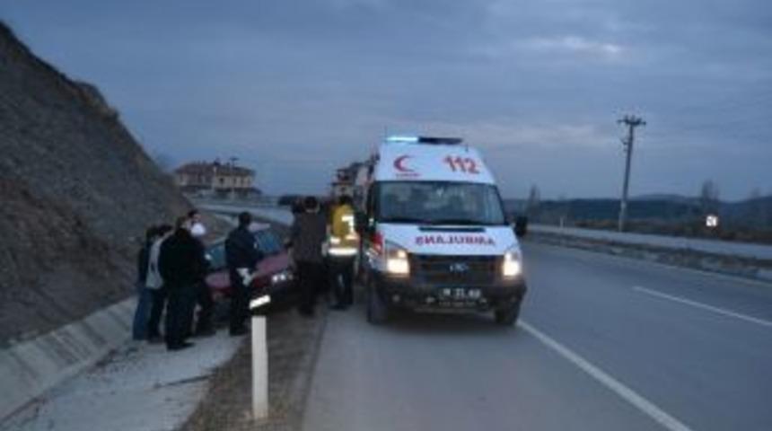 Kontrolden &Ccedil;ıkan Otomobil Şarampole U&ccedil;tu: 2 Yaralı