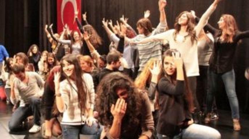 &Uuml;niversitede &ldquo;adalet&rdquo; Dansı