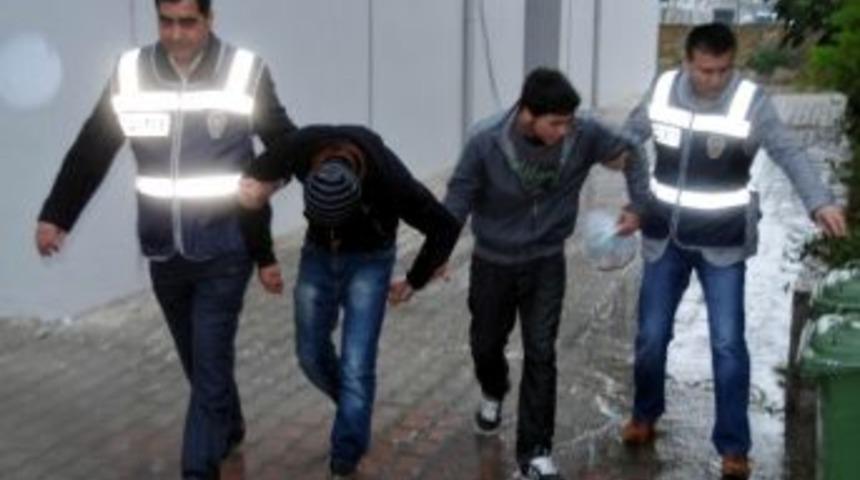 Tekstilciyi Darp Edip Parasını Gasp Eden &Uuml;&ccedil; Kişi Tutuklandı