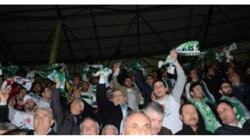 Necati Şahin Bursaspor Trib&uuml;n&uuml;nde Taraftarla Ma&ccedil; İzledi