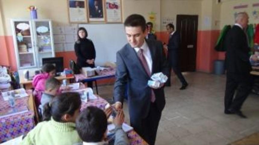 Kulp Kaymakamı Maraşlı, Okulda S&uuml;t Dağıttı