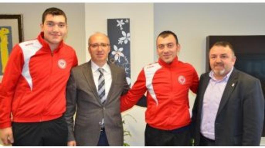 Milli Takıma &Ccedil;ağrılan Sporculardan Hikmet &Ccedil;avuş'a Ziyaret