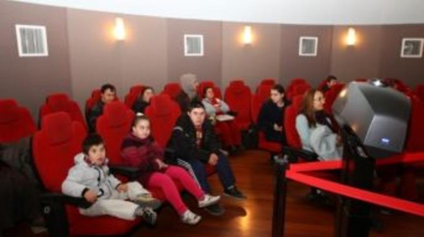 Down Sendromlu &Ccedil;ocuklar Bilim Evini Gezdi