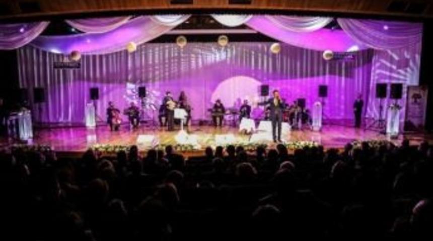Şehitkamil'de İhsan G&uuml;ven&ccedil; Konserine Yoğun Katılım