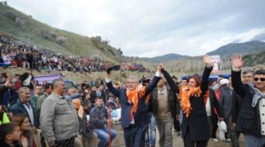 Başkan &Ccedil;er&ccedil;ioğlu Kuyucak Deve G&uuml;reşlerine Katıldı