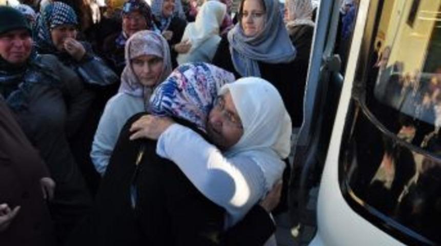 Manisa&rsquo;da Umre Yolcuları Dualarla Uğurlandı