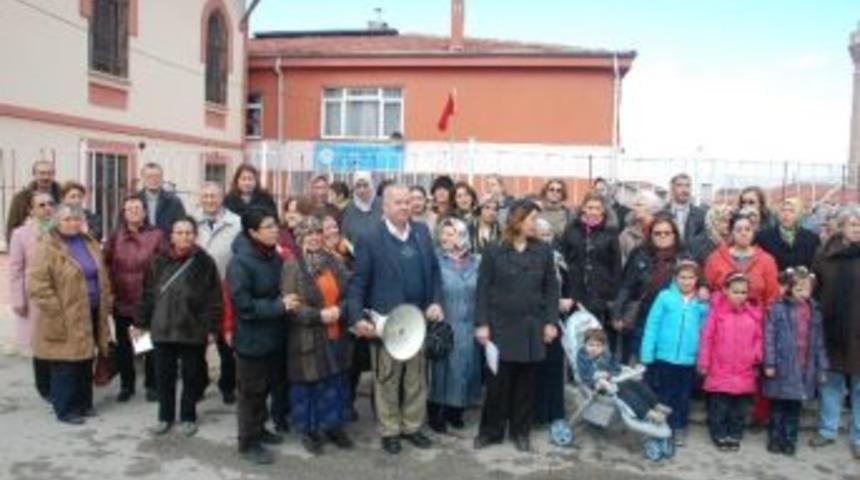 Okulun M&uuml;zeye &Ccedil;evrilmek İstenmesine Velilerden Tepki
