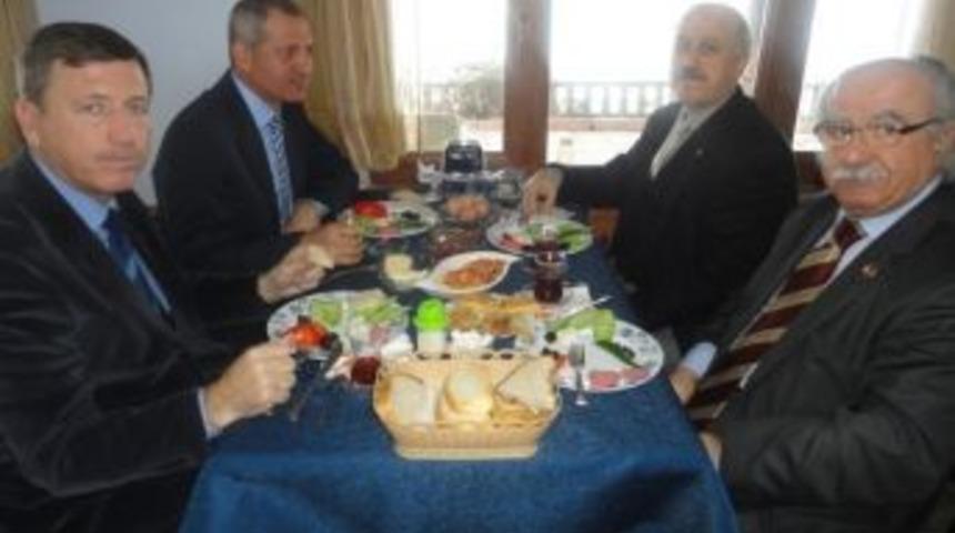 K&ouml;y Muhtarlarına Veda Yemeği Verildi