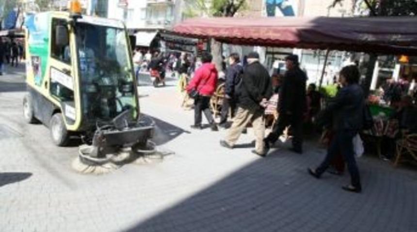 Odunpazarı Belediyesi&rsquo;nin Temizlik &Ccedil;alışmaları S&uuml;r&uuml;yor