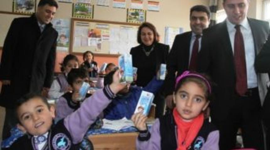 Van&rsquo;da Okul S&uuml;t&uuml; Dağıtımı Başlandı