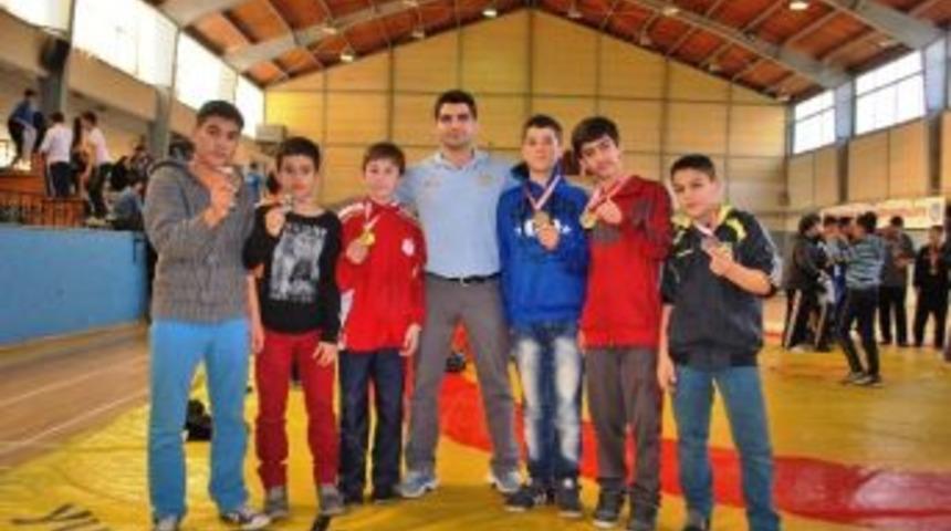 Bayraklılı G&uuml;reş&ccedil;iler Madalyalara Ambargo Koydu