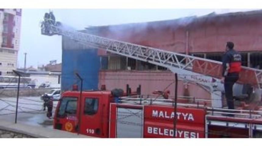 Terk Edilen Arapgir Garajındaki Binada Yangın &Ccedil;ıktı