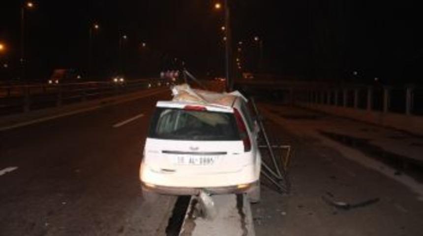 Başkent&rsquo;te Bir Otomobil Bariyerlere Girdi: 2 Yaralı