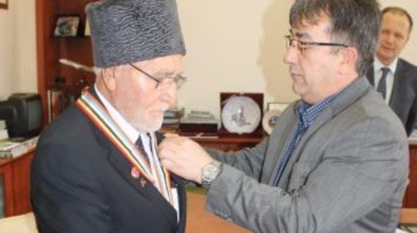 Yenişehirli Kore Gazisine Barış B&uuml;y&uuml;kel&ccedil;isi Unvanı Verildi