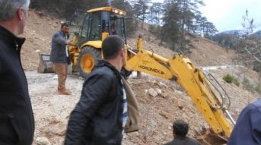 Otomobil Dereye Yuvarlandı: 3 Yaralı