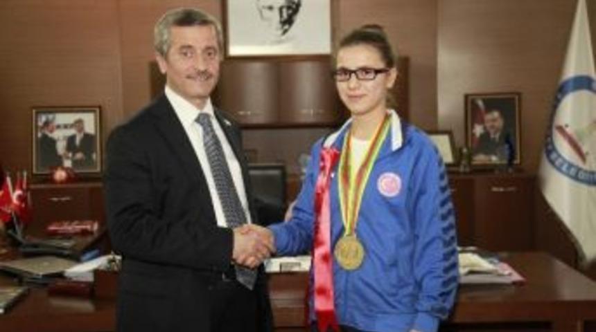 Tahmazoğlu, D&uuml;nya Ve T&uuml;rkiye Şampiyonlarını &Ouml;d&uuml;llendirdi