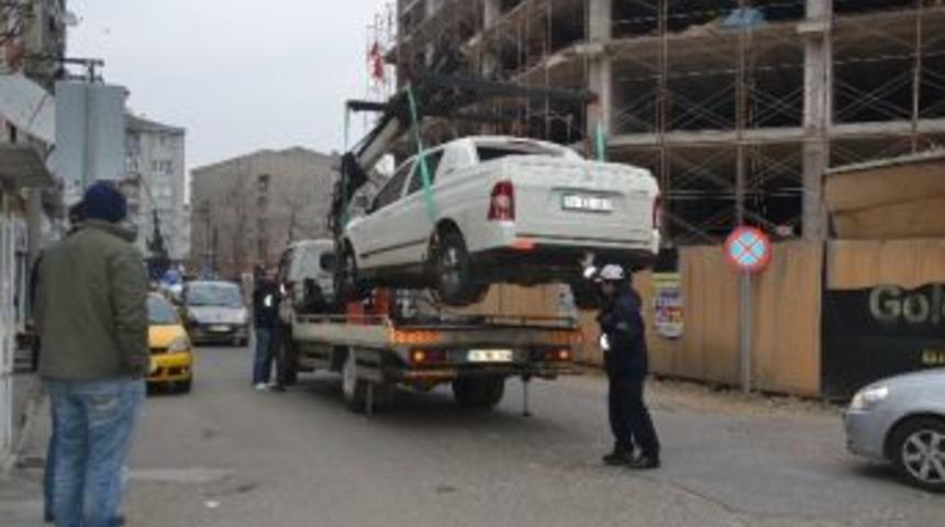 &Ccedil;orlu'da Hatalı Park Edilen Ara&ccedil;lar Kurtarıcılar Tarafından Kaldırılıyor