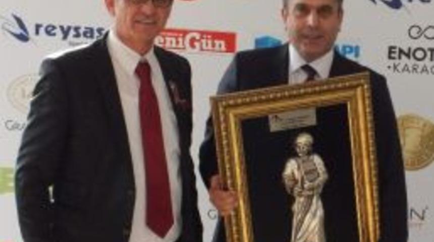 Etg'den Vali Tuna&rsquo;ya &ldquo;yılın En İyi B&uuml;rokratı&rdquo; &Ouml;d&uuml;l&uuml;