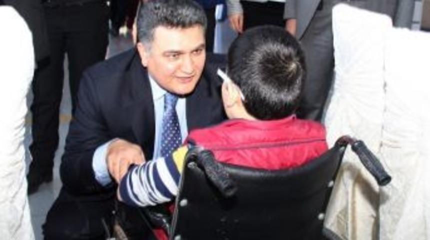 Polis Eşlerinden "g&uuml;l&uuml;mseten Dokunuşlar" Projesi