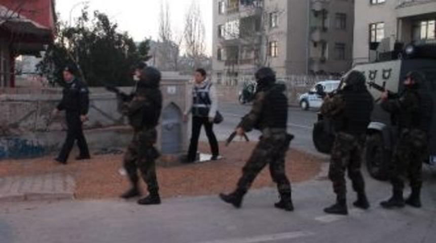 3 M&uuml;ebbetle Cezaevinden &Ccedil;ıkan &Ouml;rg&uuml;t Liderine Baskın: 20 G&ouml;zaltı