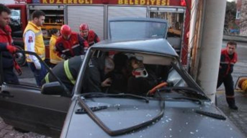 Yoldan &Ccedil;ıkan Ara&ccedil; Elektrik Direğine &Ccedil;arptı: 2 Yaralı