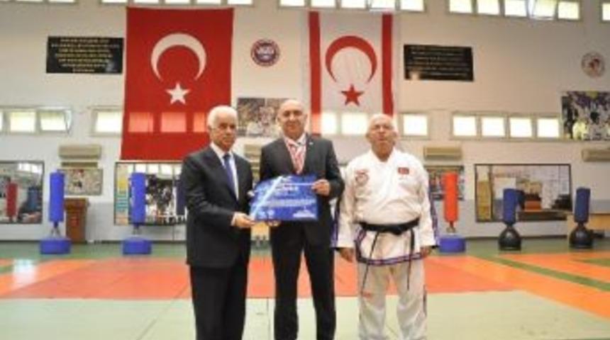 Kktc&rsquo;den Tmok &Uuml;yesi Karataş&rsquo;a 'spor Oscarı' &Ouml;d&uuml;l&uuml;