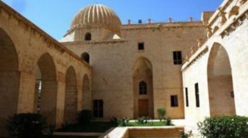 Mardin&rsquo;e Gelen Ziyaret&ccedil;iler Zinciriye Medresesi'ne Hayran Kalıyor