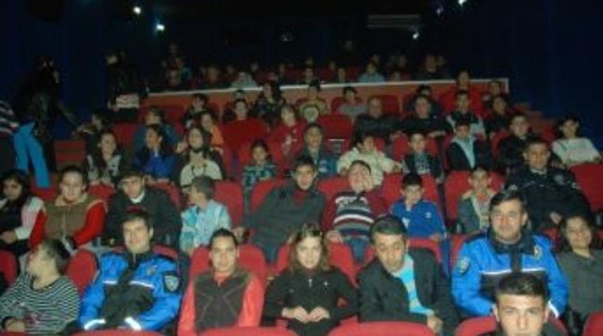 Engelli &Ouml;ğrenciler "d&uuml;ğ&uuml;n Dernek" Filmini İzledi